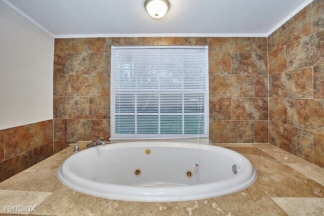 Building Photo - 2 br, 1 bath House - 571 NE 110th Ter