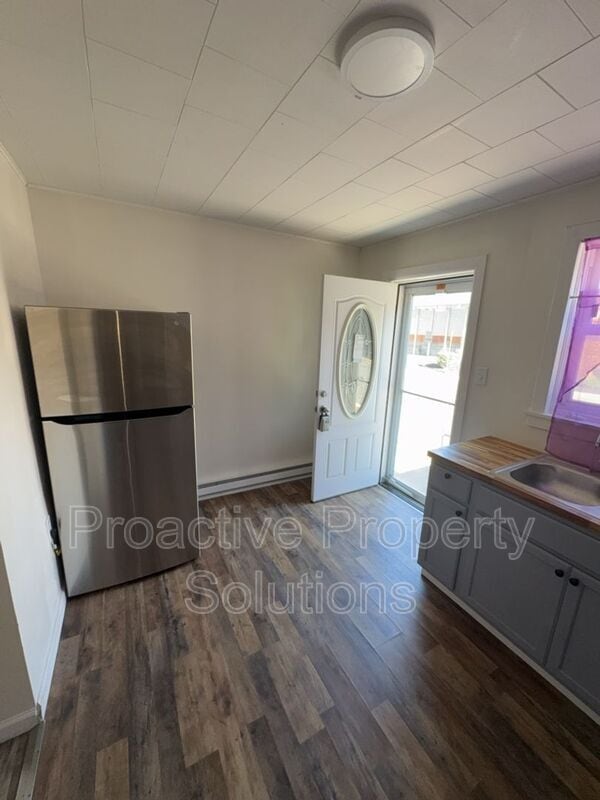 Building Photo - 221 Dunmore St