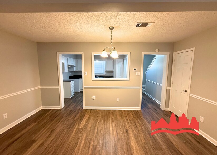 Building Photo - 5555 Blossom Ln