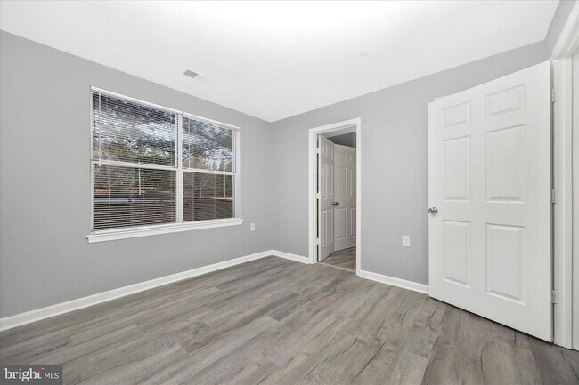 Building Photo - 10001 Vanderbilt Cir