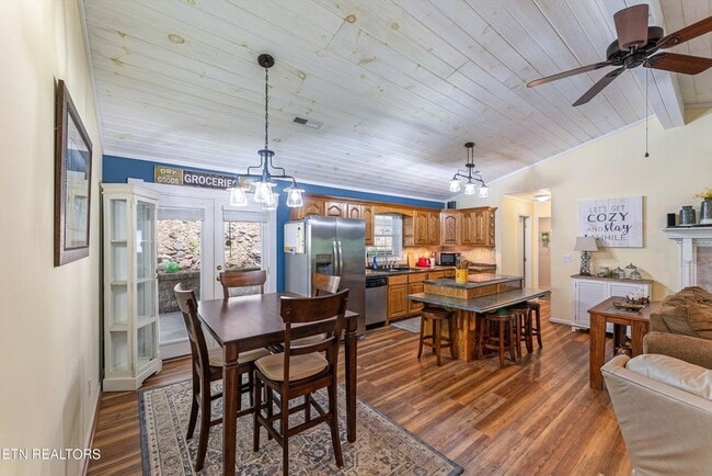 Building Photo - 519 Country Oaks Dr