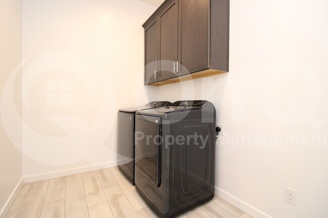 Building Photo - 3871 E Rainbow Dr