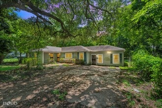 Building Photo - 4 BEDROOM 2 BATH