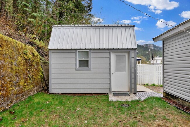 Building Photo - 902 Residence St