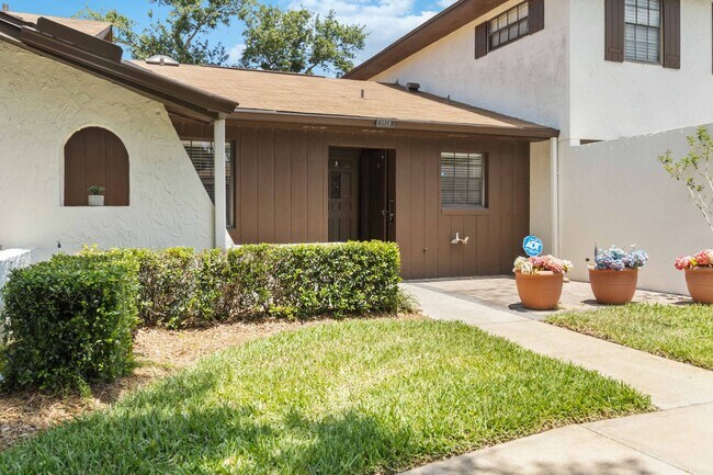 Building Photo - Beautiful Modern 2/1 Townhome in St. Cloud's Pine Lake Villas