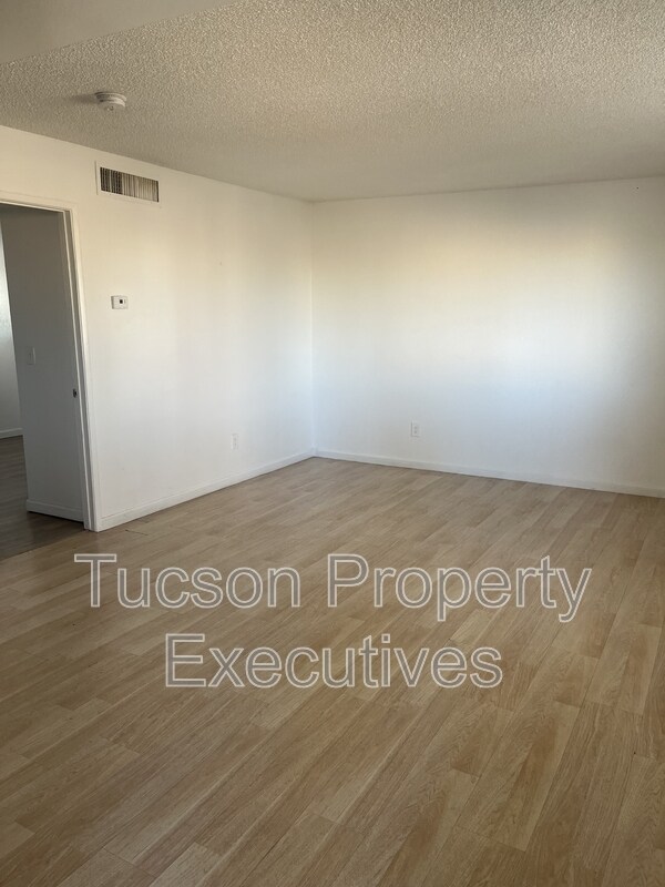 Building Photo - 3810 E Monte Vista Dr