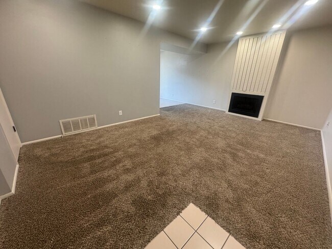 Building Photo - Beautiful duplex in amazing location!