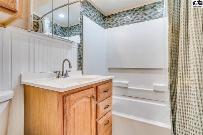 Building Photo - Beautiful 4-Bedroom, 1.5 Bathroom Home