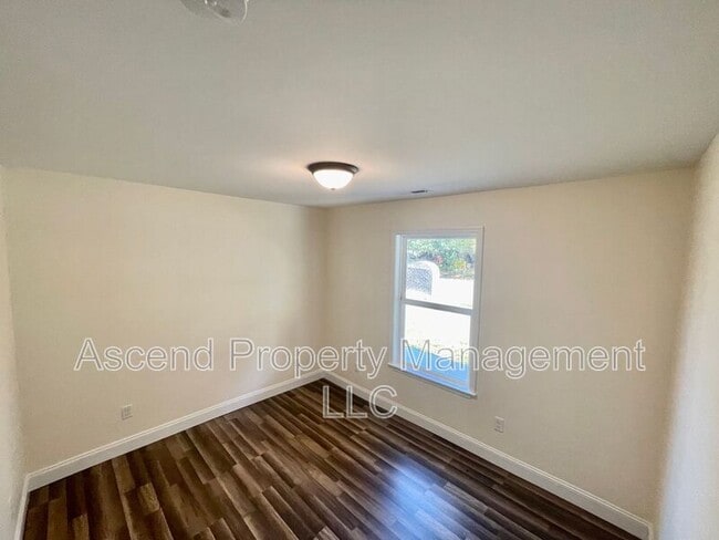 Building Photo - 729 Henderson Ave