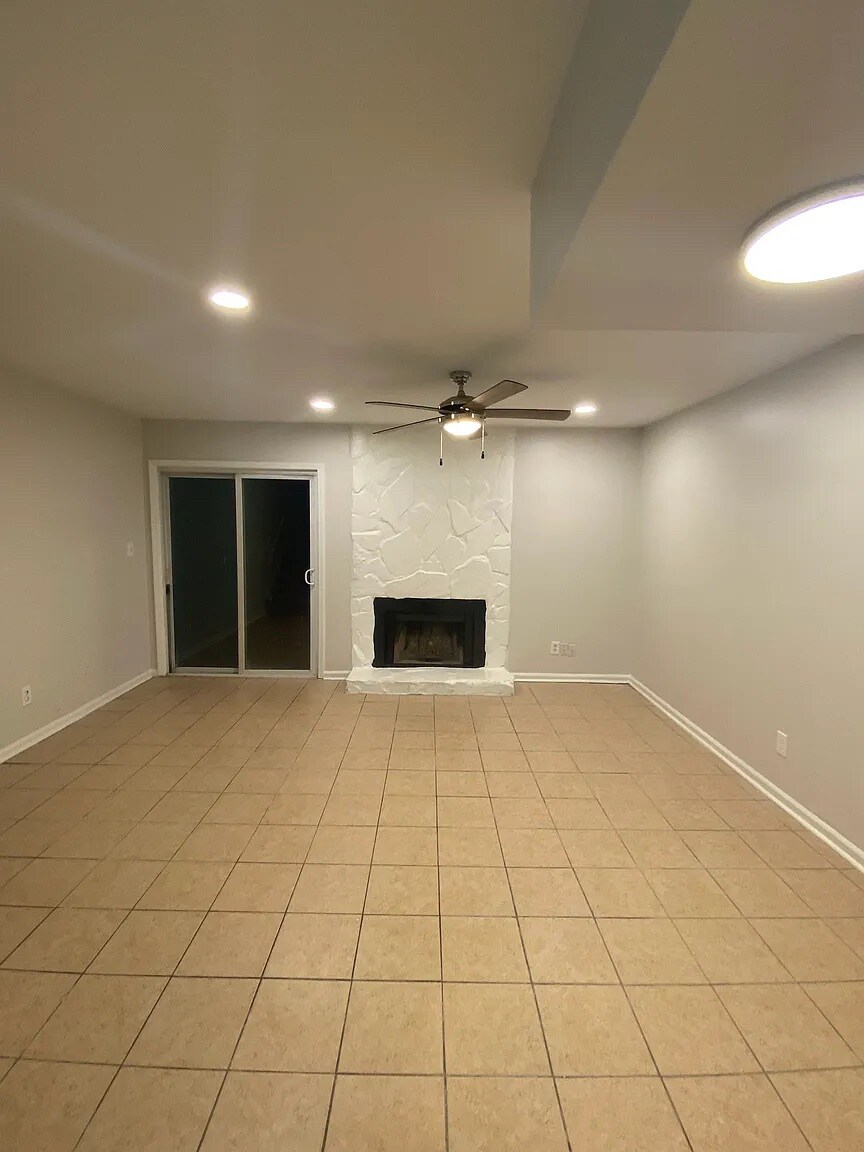 Building Photo - Room in Townhome on Baker Ct