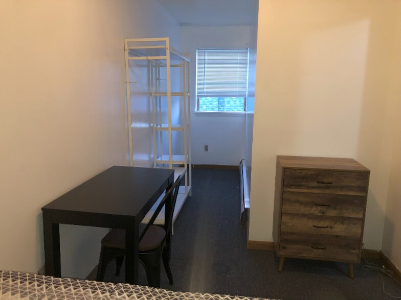 Building Photo - 153 Oak St