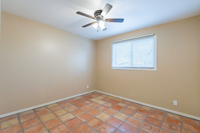 Building Photo - 1025 W 12th Pl