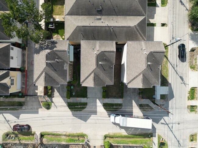 Building Photo - 2511 Sherwin St