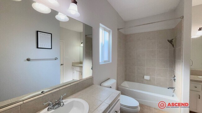 Building Photo - Stunning 3 Bedroom Home In Rosedale!