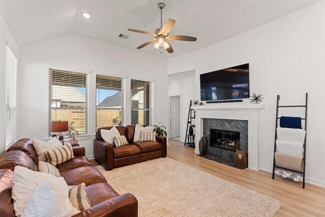 Building Photo - 15823 Bird of Paradise Dr