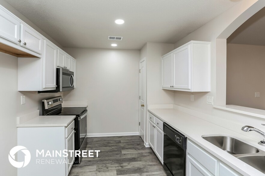 Building Photo - 10426 Redmond Cir N