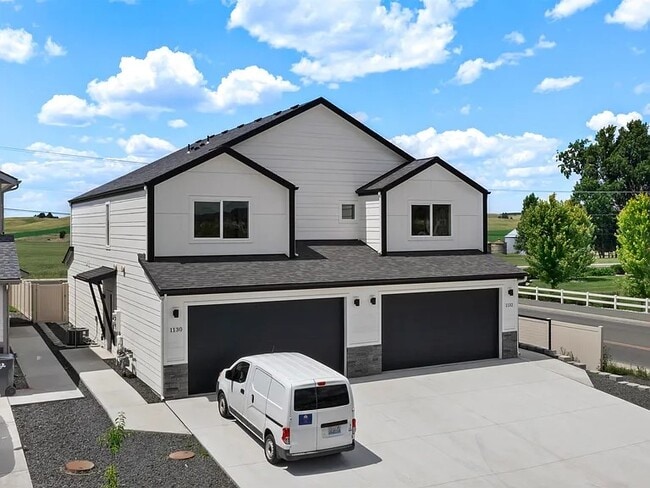 Building Photo - 1132 Greenfield Dr