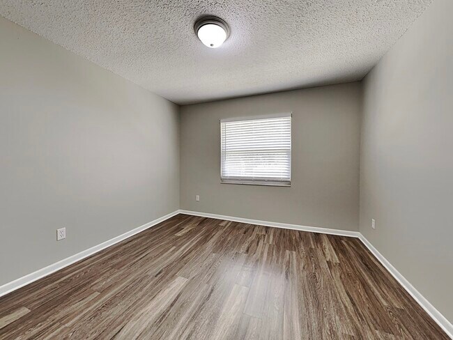 Building Photo - 2143 Creek Side Dr