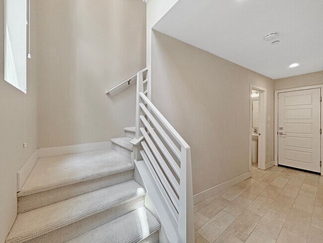 Building Photo - Stunning 3B/3.5BA Townhouse in Mission Val...