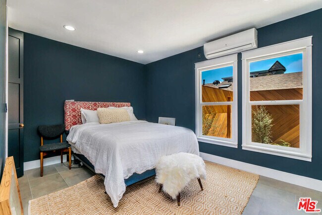 Building Photo - 326 4th Ave