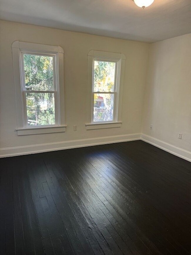 Building Photo - Spacious Newly Remodeled 3 Bedroom