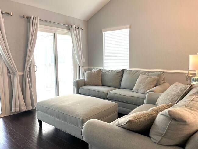 Building Photo - ONE MONTH FREE with a sixteen-month lease. Two Bedroom, Furnished Condo in Windsor Green in Carol...