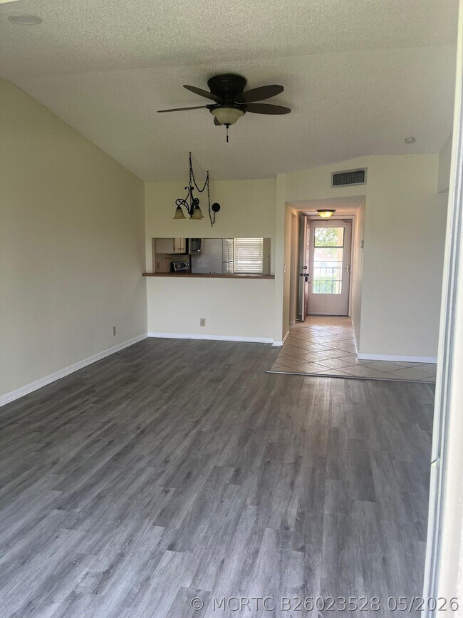 Building Photo - 9993 Three Lakes Cir
