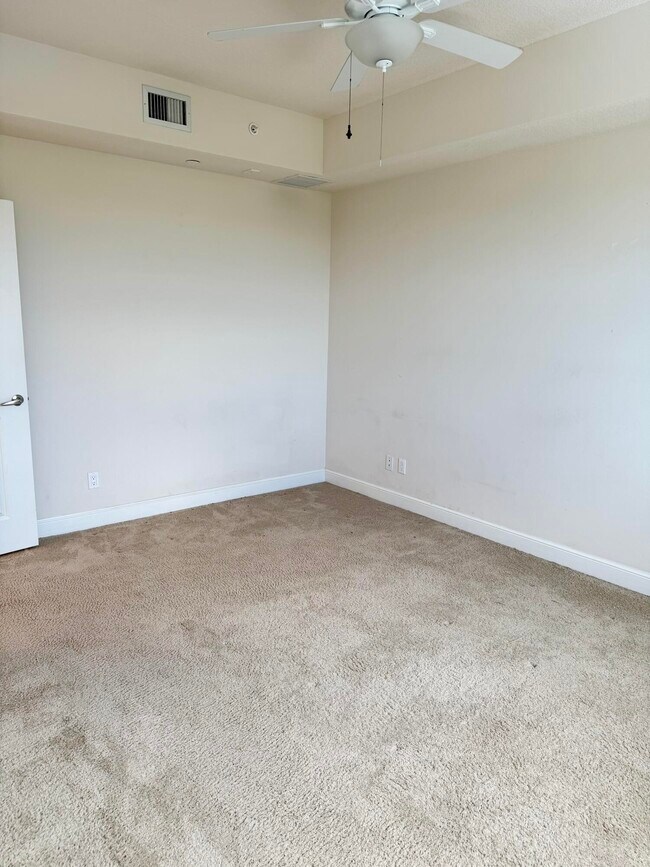 Building Photo - 341 Bay Colony Dr N