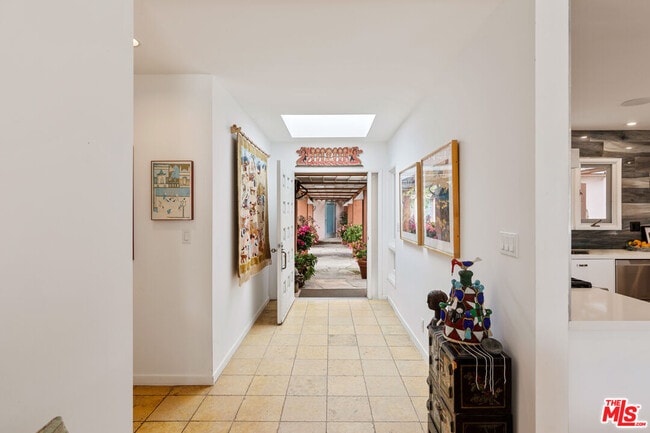 Building Photo - 7122 Dume Dr