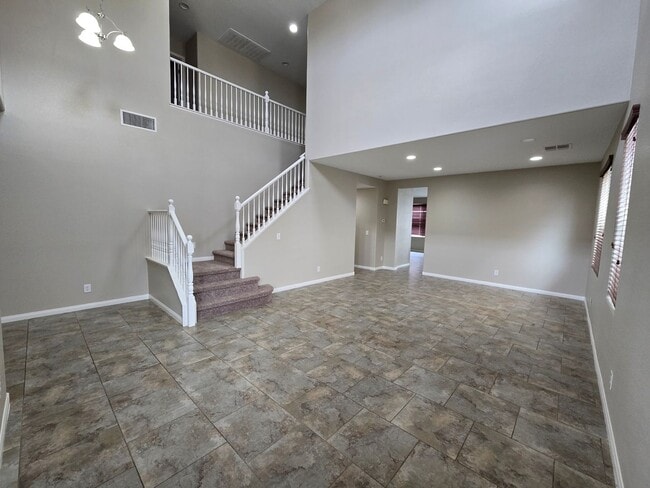 Building Photo - 4 BED, 2 1/2 BATH, 2 STORY HOME!!