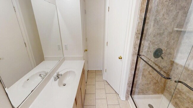 Building Photo - This spacious 4 bedroom, 2 bathroom home is waiting for you!