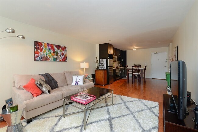 Building Photo - 555 W Cornelia Ave