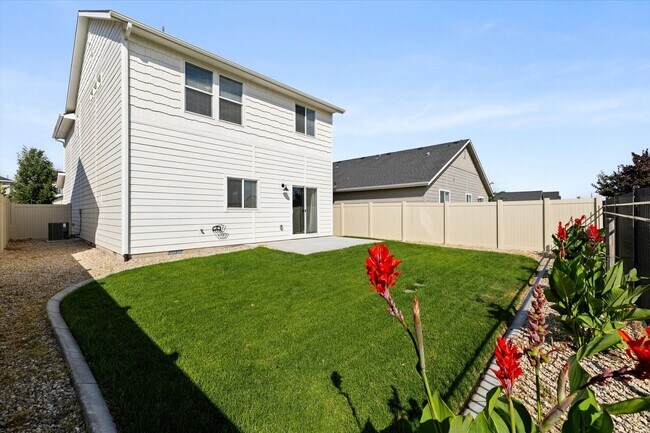 Building Photo - 3 bed, 3 bath with over 2000 sq ft!