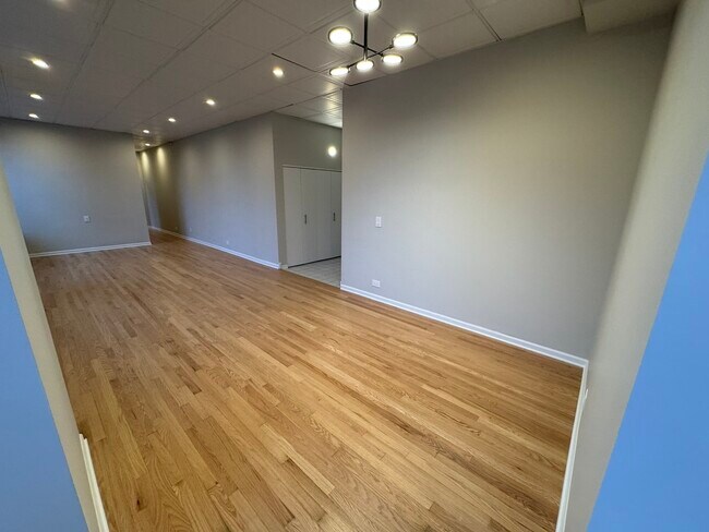 Building Photo - 600 S Dearborn St