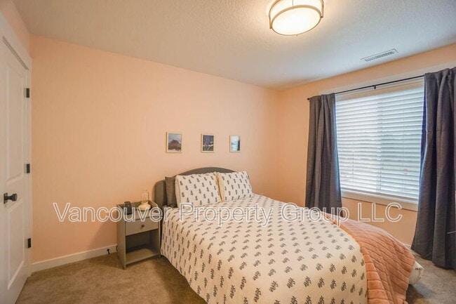 Building Photo - 737 SE 38th St