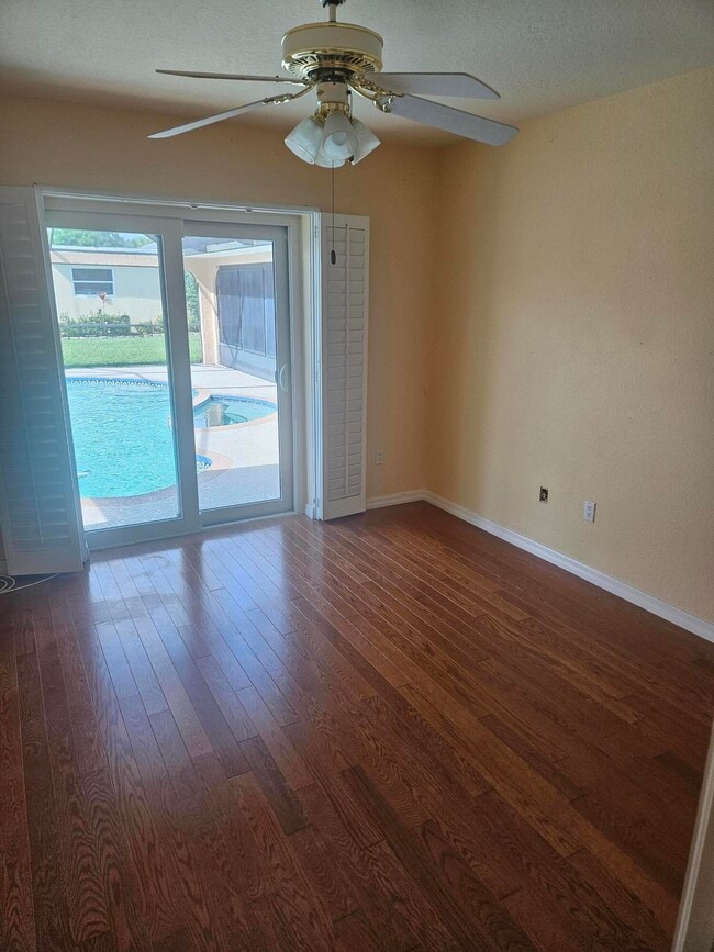 Building Photo - 382 SE Naranja Ave