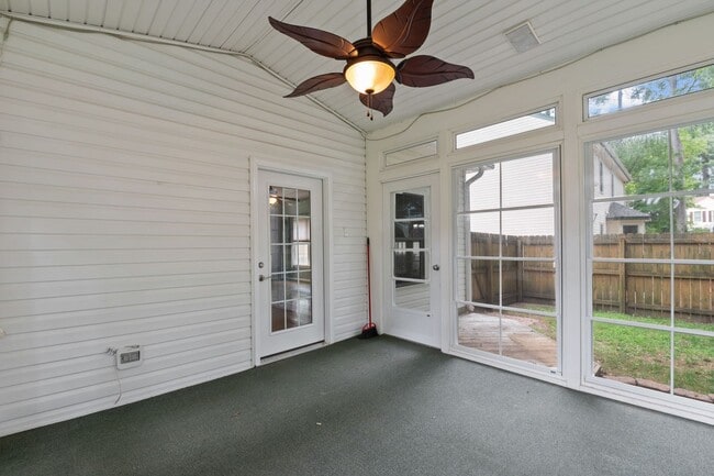 Building Photo - Your Dream Home Awaits!