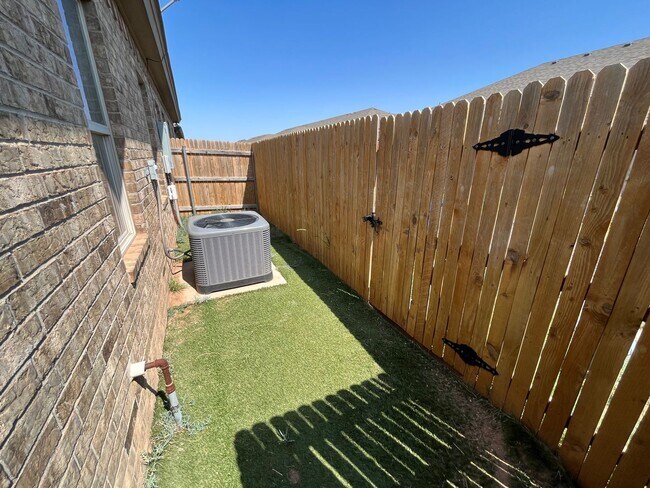 Building Photo - 1105 Preston Trails