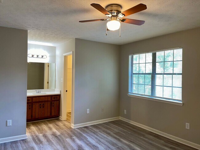Building Photo - 5870 Sheldon Ct