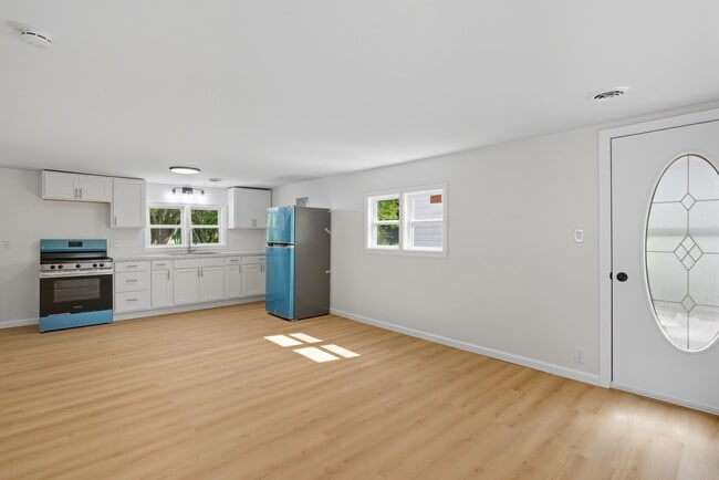 Building Photo - 9358 N Saginaw Rd