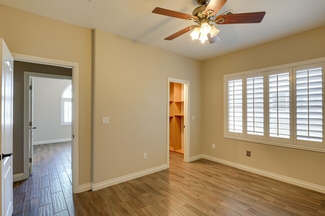 Building Photo - Luxurious 4 bd 3.5 bth Henderson Home in G...