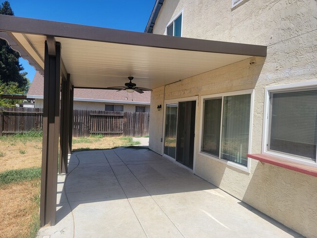 Building Photo - Great 4 Bedroom 2.5 Bath in South Natomas