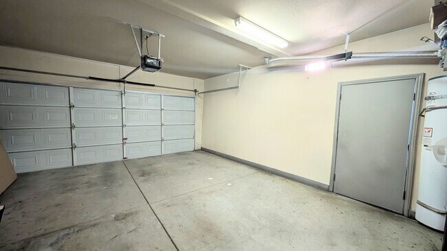 Building Photo - Beautiful Executive Rental in West Sacramento!