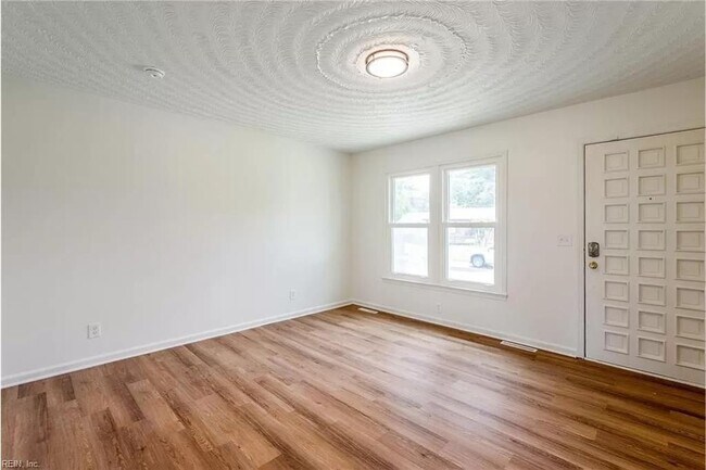 Building Photo - 1613 Loren Cres