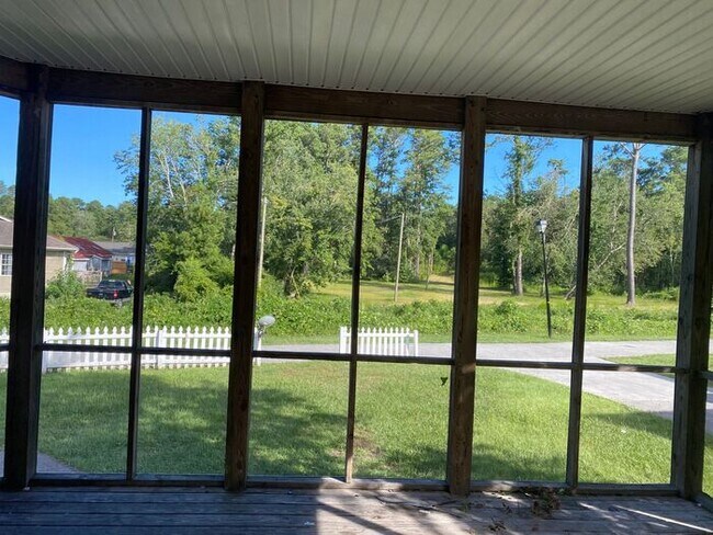 Building Photo - Students Welcome! 4BR home, Open layout, l...