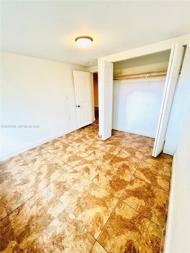 Building Photo - 410 Pinecrest Dr