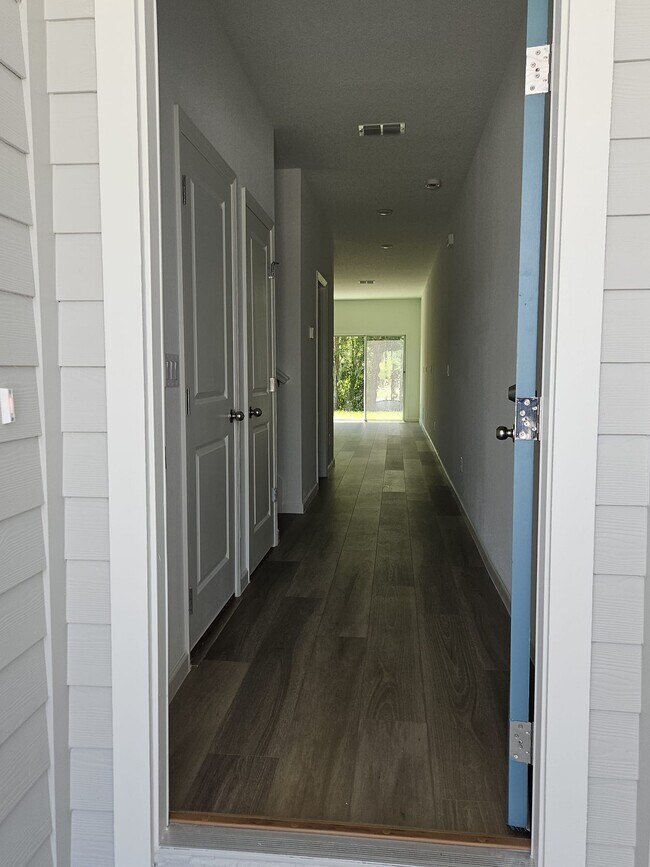 Building Photo - 717 Holly Lakes Dr