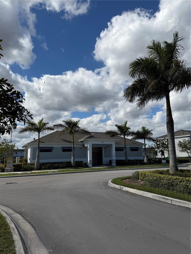 Building Photo - 323 NE 16th St