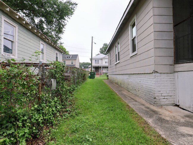 Building Photo - Affordable 2BR Home with Recent Updates – ...