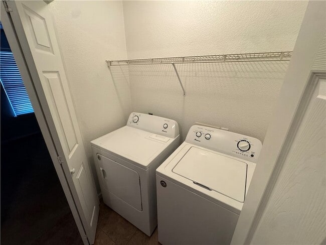 Building Photo - 1160 S Jasmine Ln